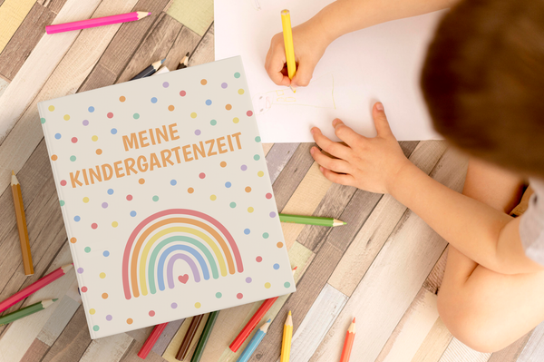 Friendly Fox Regenbogen Sammelordner Kinder, Erinnerungen Kindergarten Ordner, Meine Kindergartenzeit Ordner, DIN A4 Ordner für 350 Blatt, Rückenbreite 5,6 cm