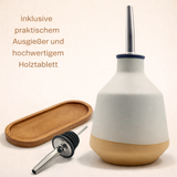 Friendly Fox Essig und Ölflaschen Set, 2x Flasche für Olivenöl Tafelessig Spenderflasche, Ethno Stil Keramik Set mit unglasiertem Boden und Untersetzer