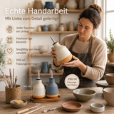 Friendly Fox Essig und Ölflaschen Set, 2x Flasche für Olivenöl Tafelessig Spenderflasche, Ethno Stil Keramik Set mit unglasiertem Boden und Untersetzer